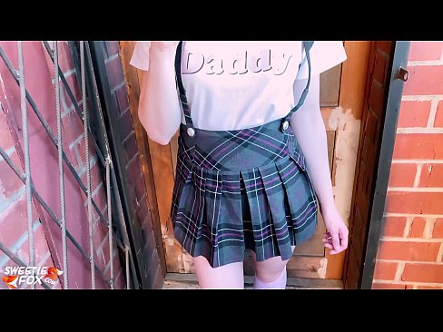 ❤️ Une écolière suce profondément sa bite et baise au lieu de faire la classe. ❌ Fuck vidéo at us ️❤