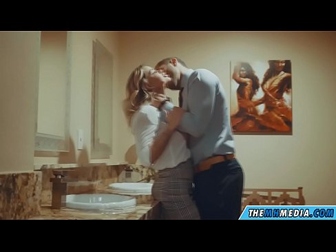 ❤️ Quand une blonde plantureuse vous séduit dans des toilettes publiques. ❌ Fuck vidéo at us ️❤